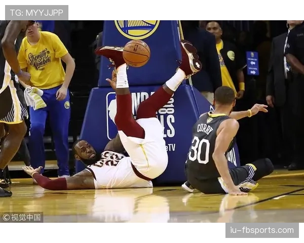 折射手球算犯规吗？裁判判罚背后的规则细节解析