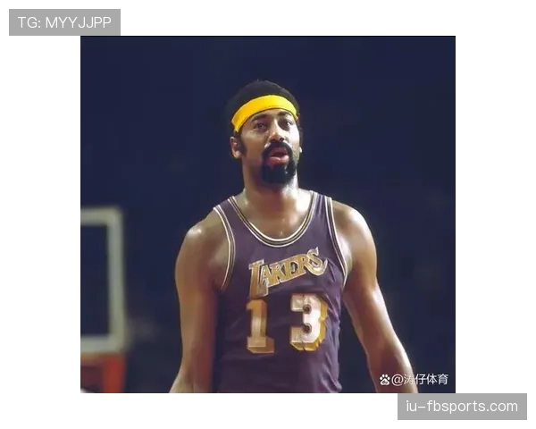 背身单打主导篮下，张伯伦胜过拉塞尔的终结力